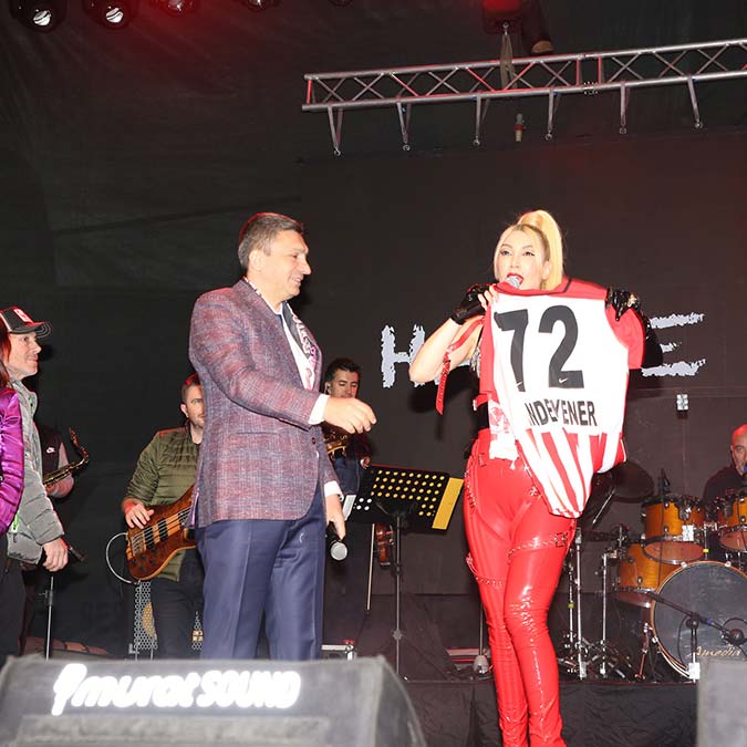 Petrolspor şampiyonluğu Hande Yener ile kutladı