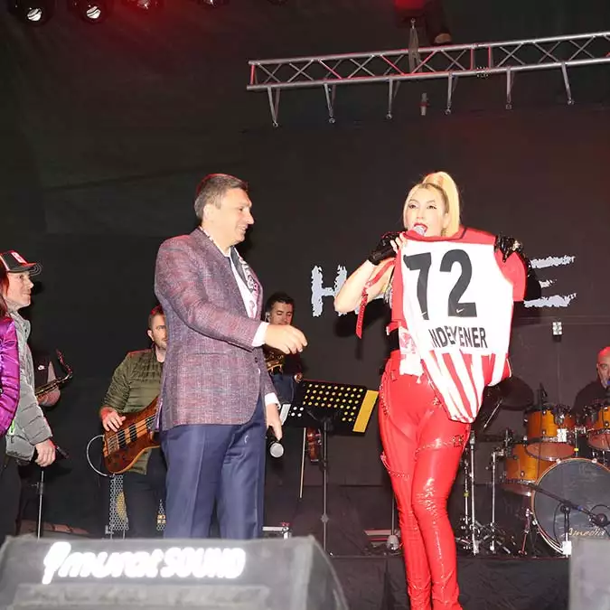 Petrolspor şampiyonluğu hande yener ile kutladı