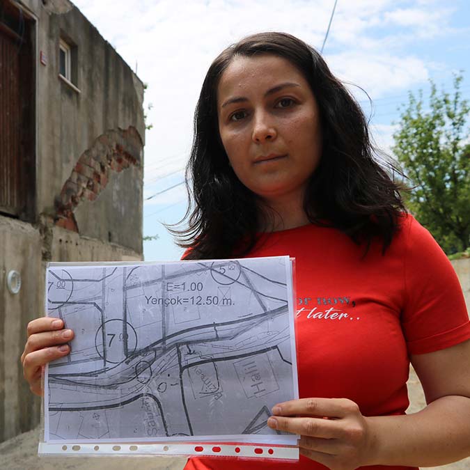 Belediye evinin dış merdivenini yıktı