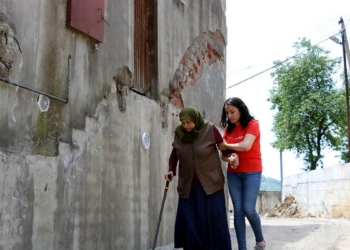 Belediye evinin dış merdivenini yıktı