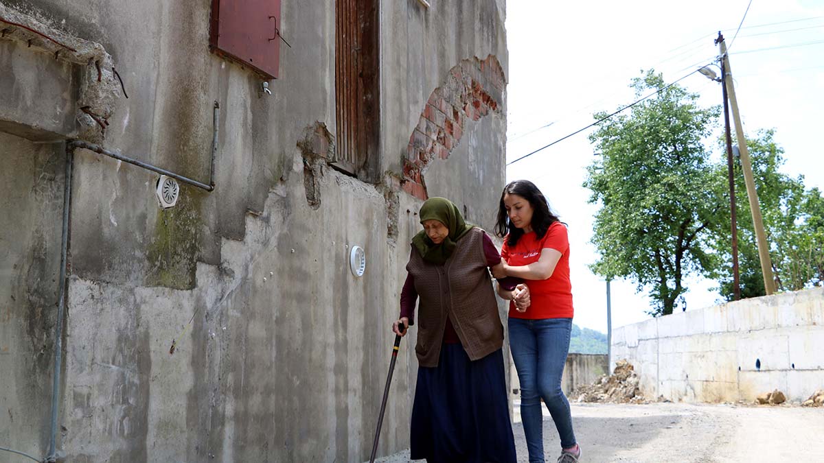 Belediye evinin dış merdivenini yıktı