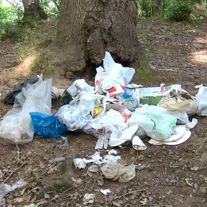 Piknikçiler arkalarında çöp yığınları bıraktı