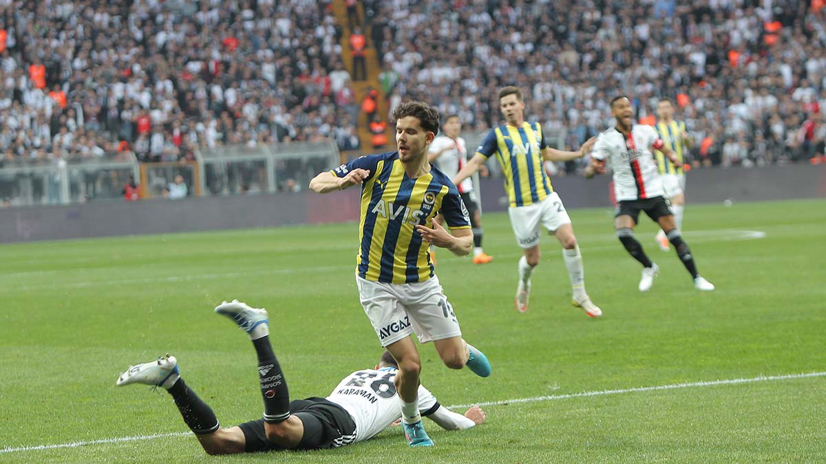 Maçın başlama düdüğü ile beraber iki takım arasında yıllardır süren kan davası varmışçasına manası olmayan bir yersiz gerginlik başladı. Beşiktaş tribünleri sahaya sürekli yabancı madde atmaya başladı. Ortada hiçbir şey yokken bu denli saldırganlık ve nefretin sebebi oldukça anlamsız bir şekilde gergin bir ortam yaratmaya yetti. 