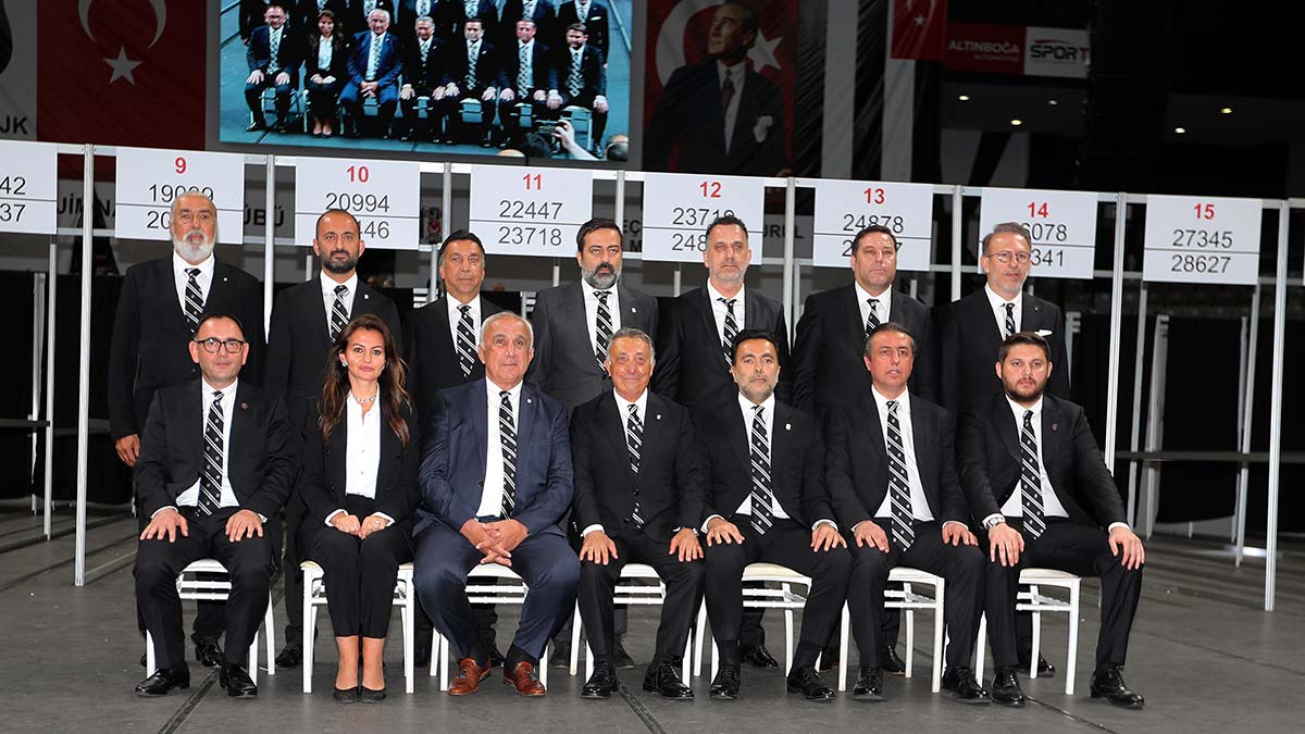 Beşiktaş Olağan Seçimli Genel Kurulu’nda mevcut başkan Ahmet Nur Çebi yeniden başkan seçildi. Çebi, 2 bin 777, Fuat Çimen de bin 190 oy aldı.