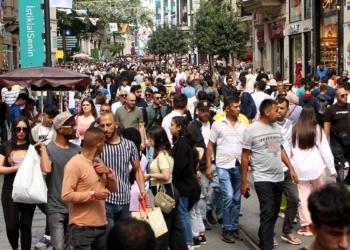 Beyoğlu'nda hafta sonu yoğunluğu