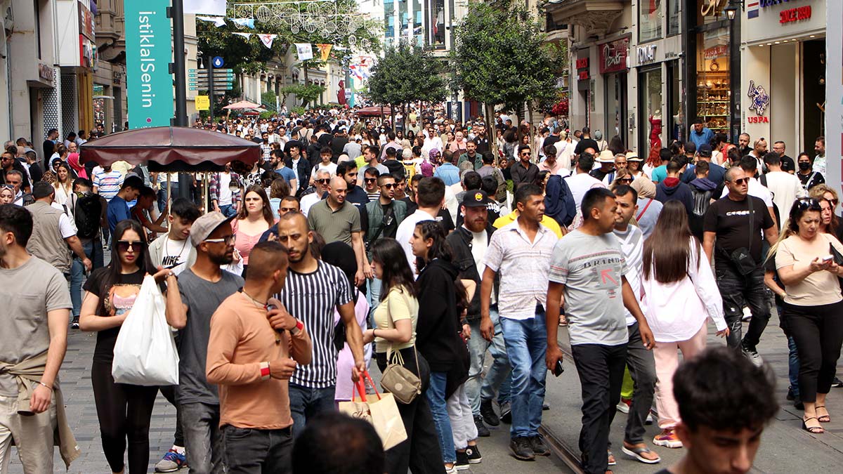 Beyoğlu'nda hafta sonu yoğunluğu