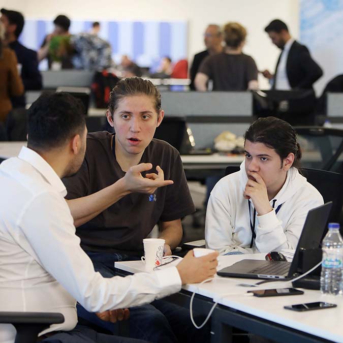 Türkiye Açık Kaynak Platformu, blokzincir, NFT ve metaverse alanında, belli bir zaman dilimi içerisinde hedefe yönelik proje geliştirme yarışması düzenledi. Bilişim Vadisi'nde 36 saatlik kesintisiz maratonda 41 takımdan 112 geliştirici kıyasıya yarıştı.