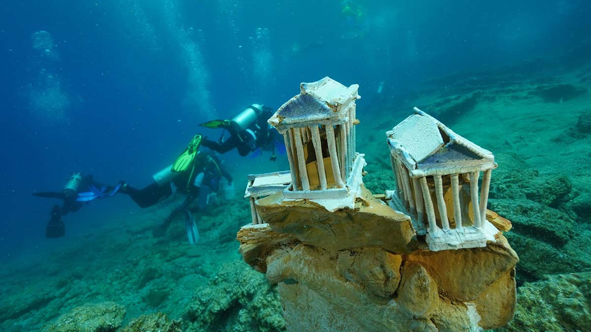 22 seramik ve heykel sanatçısının eseri su altında sergilendi