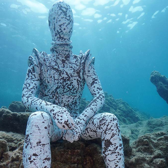 22 seramik ve heykel sanatçısının eseri su altında sergilendi