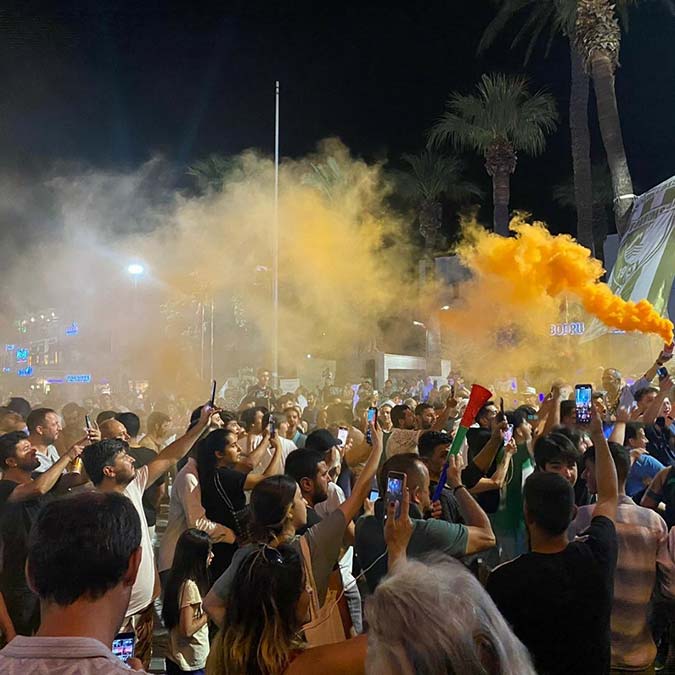 Bodrumspor tarihi şampiyonluk sonrası kent genelinde motosiklet ve araçlarıyla turlayan taraftarlar gecenin ilerleyen saatlerine kadar şampiyonluk coşkusu yaşadı.