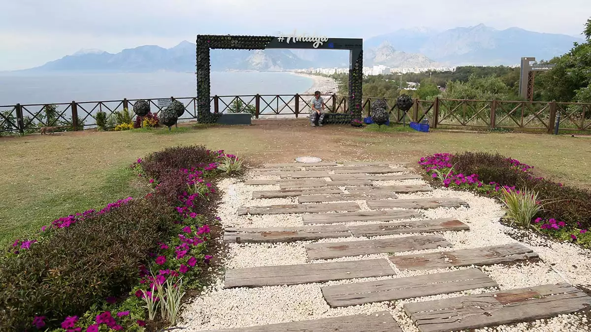 Antalya büyükşehir belediyesi, turistlerin en çok ziyaret ettiği konyaaltı varyantı'ndaki '#antalya' yazılı fotoğraf çerçevesindeki çiçeklerin çalınması nedeniyle personel görevlendirdi.