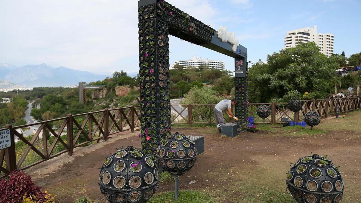 Çiçeklerin çalınması nedeniyle personel görevlendirildi