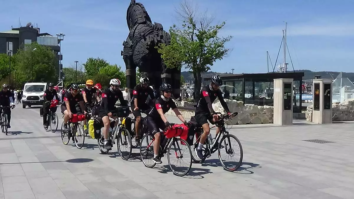 Çanakkale bisiklet platformu 8 gönüllüsünün 19 mayıs'ta samsun'a ulaşmayı hedeflediği, 'çanakkale'nin evlatları atasının i̇zinde' turu troya atı önünden start aldı.
