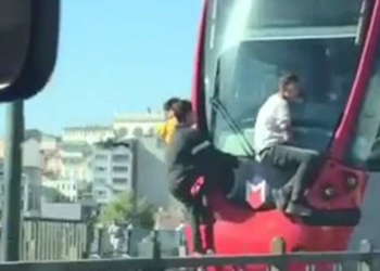 Çocukların tehlikeli tramvay yolculuğu