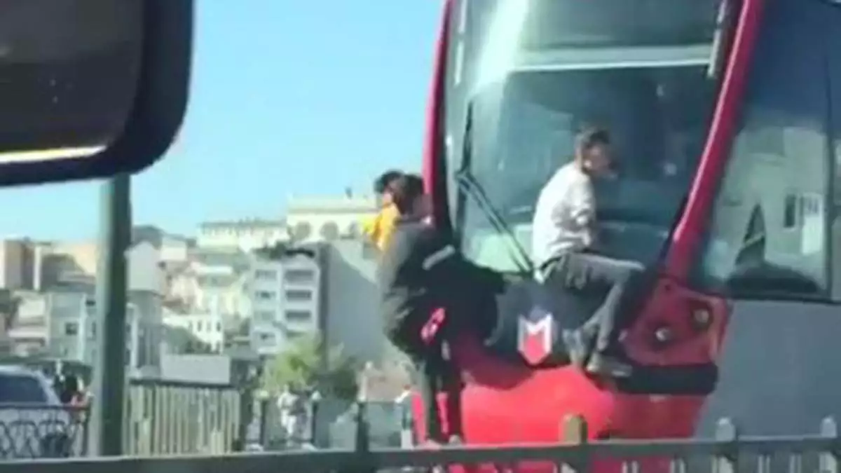 Çocukların tehlikeli tramvay yolculuğu