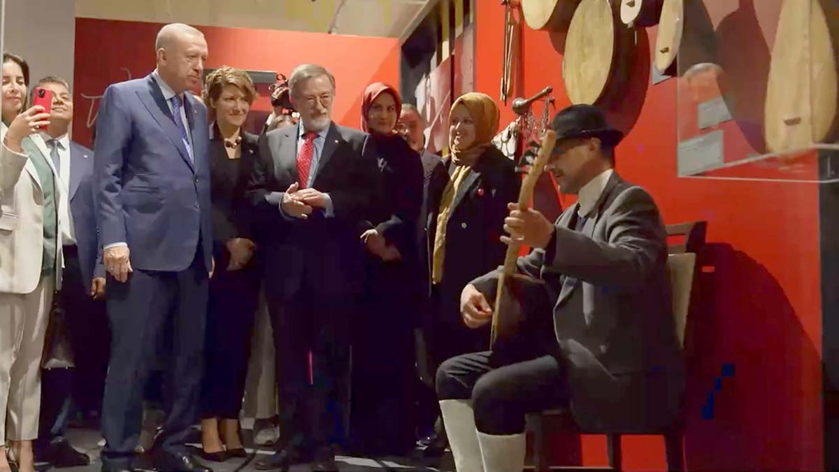 Erdoğan Türk Müziği Tarihi Sergisi'ni gezdi