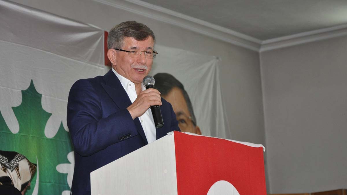 Gelecek Partisi Genel Başkanı Ahmet Davutoğlu Kağızman'da partisinin 1'inci olağan genel kurulunu katıldı. Davutoğlu, çıktıkları çileli yolculukta yiğit insanların kendileriyle birlikte yürüdüklerini söyledi.