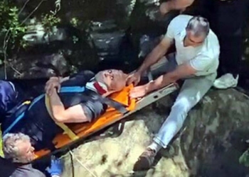 Dereye düşen çiftçi kurtarıldı
