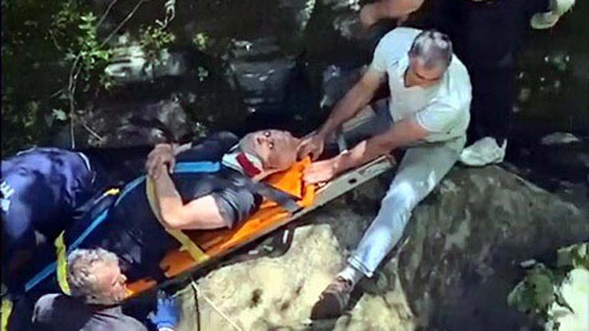 Dereye düşen çiftçi kurtarıldı