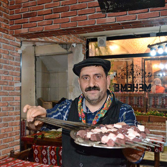 Diyarbakırlıların sabah kahvaltısında da tercih ettiği 3 günlük ramazan bayramı'nda 12 ton ciğer tüketildi.