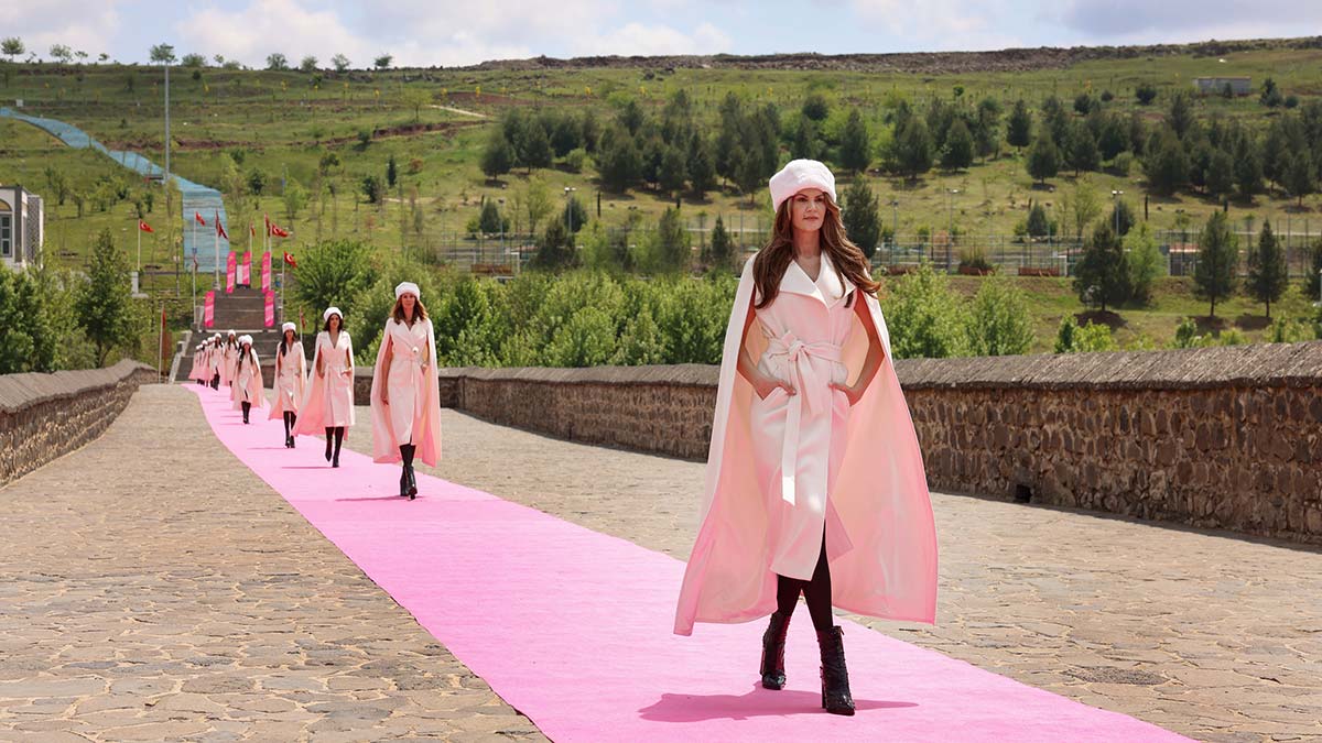 Diyarbakır'ın tarihi mekanlarında defile