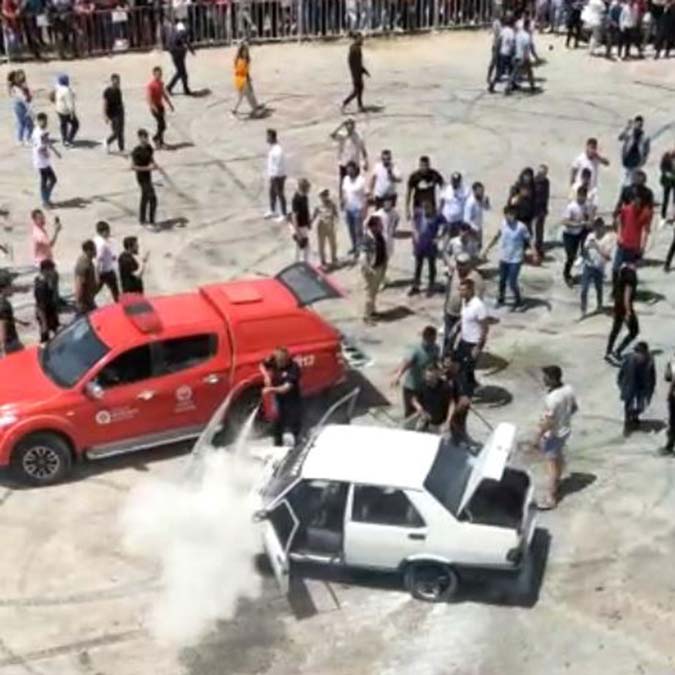 Antalya'da, drift yapılan özel donanımlı aracın alev almasıyla yanındaki sürücü ile zor anlar yaşayan Elmalı Belediye Başkanı Halil Öztürk, "Alevler saçımın arkasını komple yaktı. 'Herhalde nazara geldik' diyoruz. Buna da şükür" dedi.