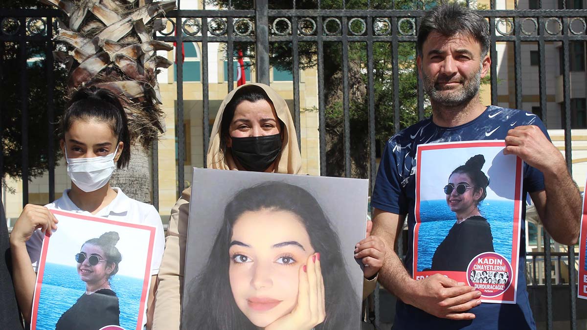 Antalya'da kafede çalışan sevgilisi Sıla P. (21) ile tartıştığı sırada garsonlardan Edanur Demir'i öldüren Sefa Melih Dönmez'e (22), ‘Çocuğa karşı kasten öldürme’ suçundan indirim uygulamaksızın ağırlaştırılmış ömür boyu hapis cezası verildi.