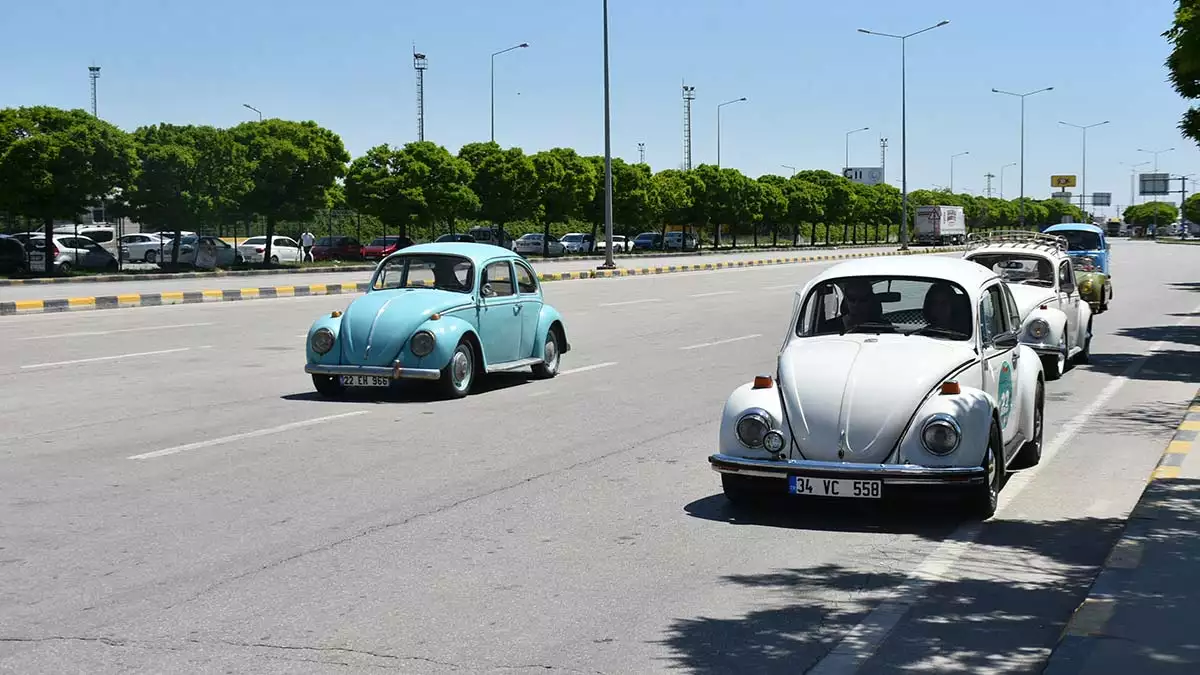 Edirne'de trakya üniversitesi (tü) ve antika otomobil federasyonu tarafından düzenlenen 1'inci klasik otomobil balkan turu başladı.