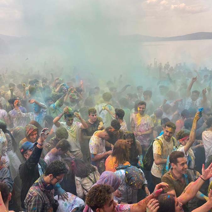 Emrah Güllü’nün de konser verdiği festivalde öğrenciler 4 saat boyunca gönüllerince eğlendi.