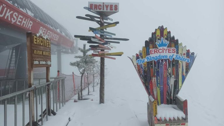 Erciyes Kayak Merkezi mayısta beyaza büründü