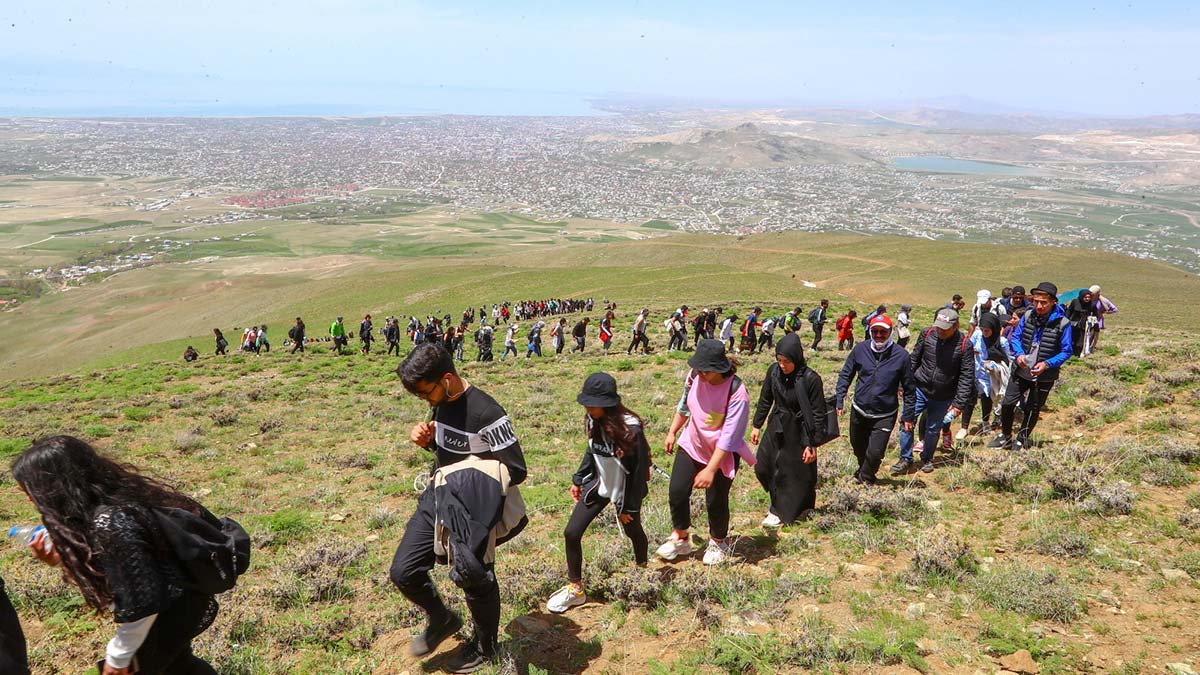 Erek Dağı'na tırmanıp halay çektiler