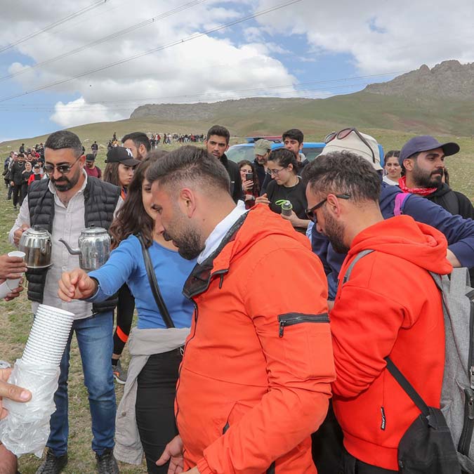 Erek Dağı'na tırmanıp halay çektiler