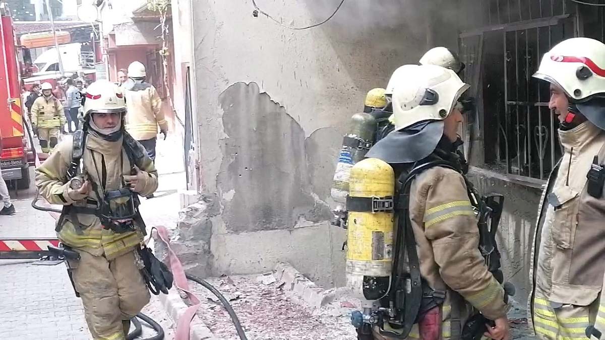 Esenyurt'ta bir binanın giriş katında çıkan yangında bir kişi yaralandı.