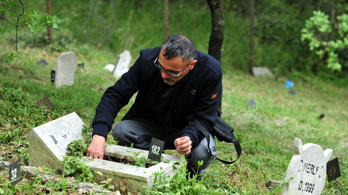 Bursa'da 1200 kedi ve köpeğin gömülü olduğu Osmangazi Belediyesi Evcil Hayvan Mezarlığı, Ramazan Bayramı'nda da ziyaret edildi.