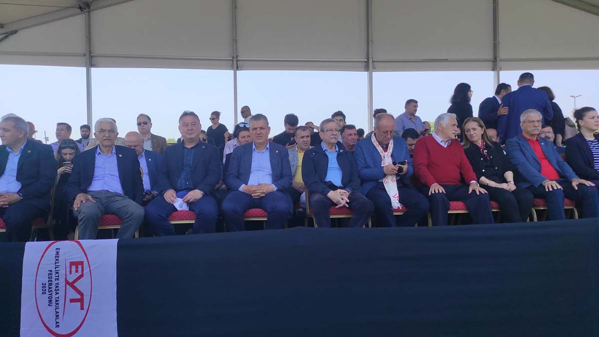 Emeklilik için yaş sınırına takılan (Emeklilikte Yaşa Takılanlar) EYT'liler Maltepe'de eylemde buluştu.