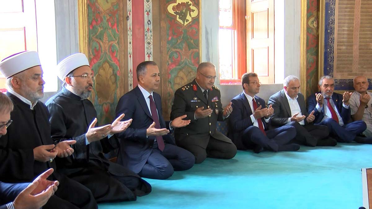 İstanbul'un fethinin 569'uncu yıl dönümünde Fatih Sultan Mehmet türbesinde anma programı düzenlendi.