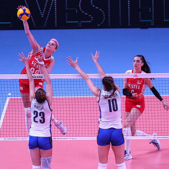 A Milli Kadın Voleybol Takımı Filenin Sultanları FIVB Milletler Ligi'nin ilk haftasında son Avrupa Şampiyonu İtalya ile karşılaştı.