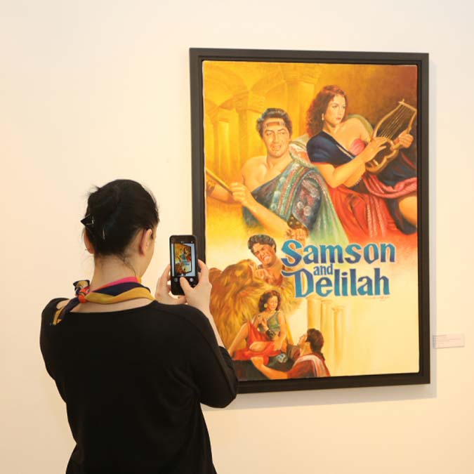 Küçükçekmece Belediyesi Sefaköy Kültür ve Sanat Merkezi, sinemaya gönül veren sanatçı İbrahim Enez’in sinema afişleri resimlerine ev sahipliği yapıyor. Süleyman Saim Tekcan koleksiyonundan ‘Filmden Resme Sinema Afişleri’ sergisi, sanatseverlerin beğenisine sunuldu.