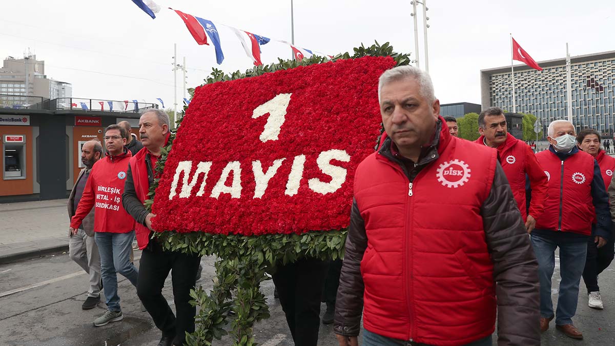 DİSK Taksim Cumhuriyet Anıtı'na çelenk bıraktı