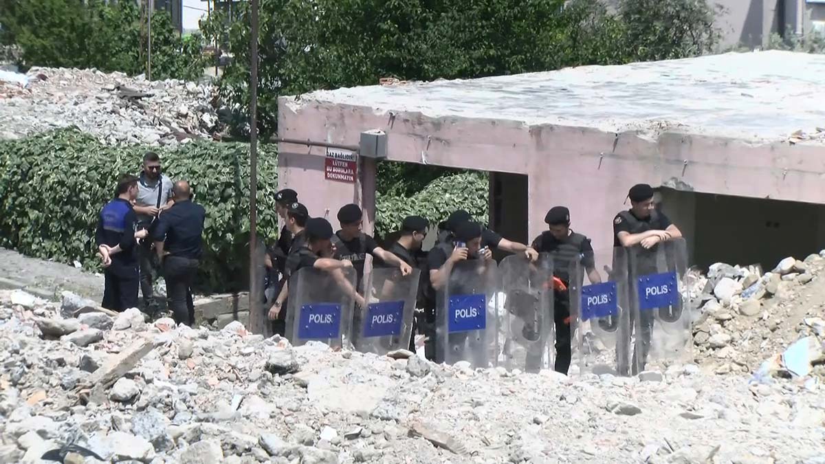 Gaziosmanpaşa'da kentsel dönüşüm kapsamında yıkılmasına karar verilen binaların sahipleri ile görevliler arasında arbede çıktı.