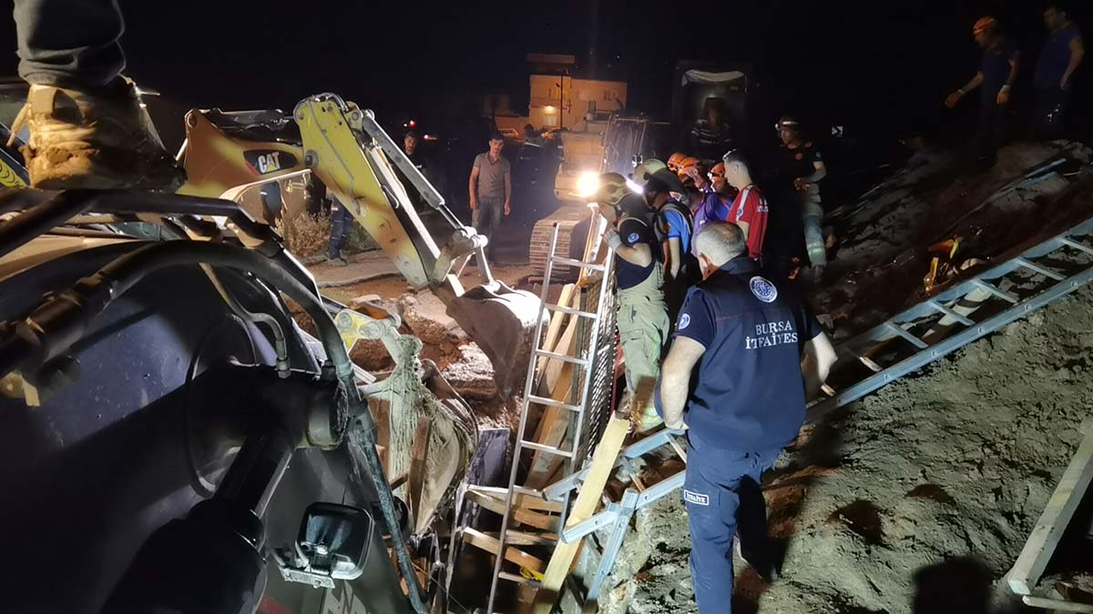 Göçük altında kalan işçi 8 saatte kurtarıldı