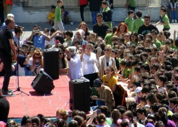 Haluk Levent Avcılar'da mini konser verdi