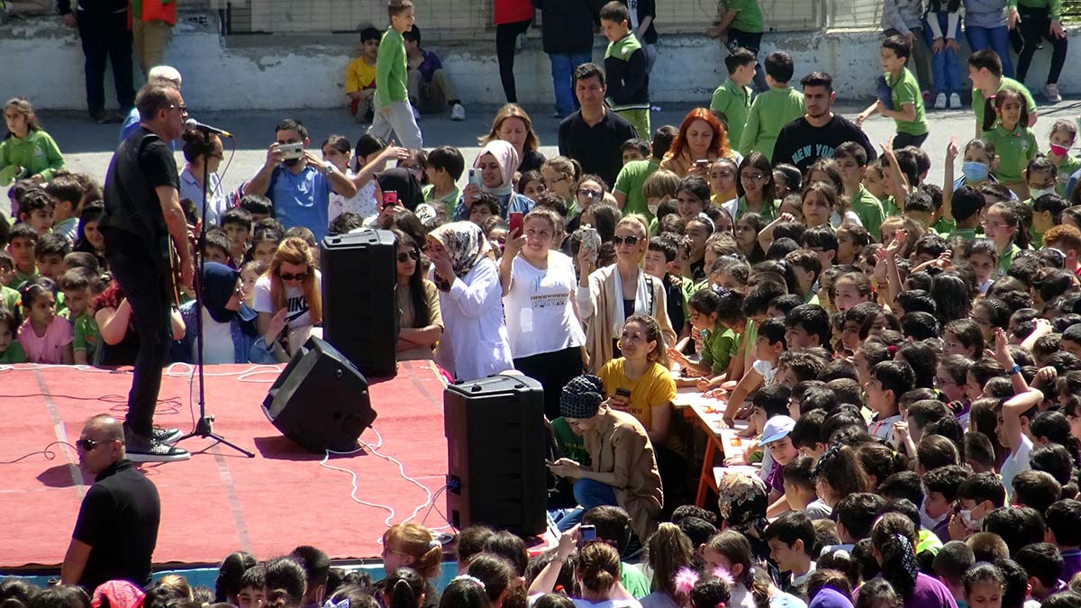 Haluk Levent Avcılar'da mini konser verdi