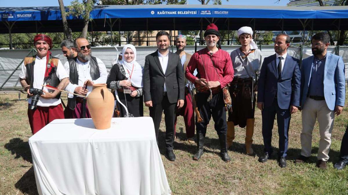 Kağıthane Belediyesi’nin Covid-19 tedbirleri kapsamında 2 yıl süreyle ara verdiği Geleneksel Okçuluk Şöleni bu yıl yeniden başladı.