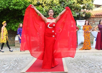 'Hayat Pazende' defilesinde ay yıldızlı elbise