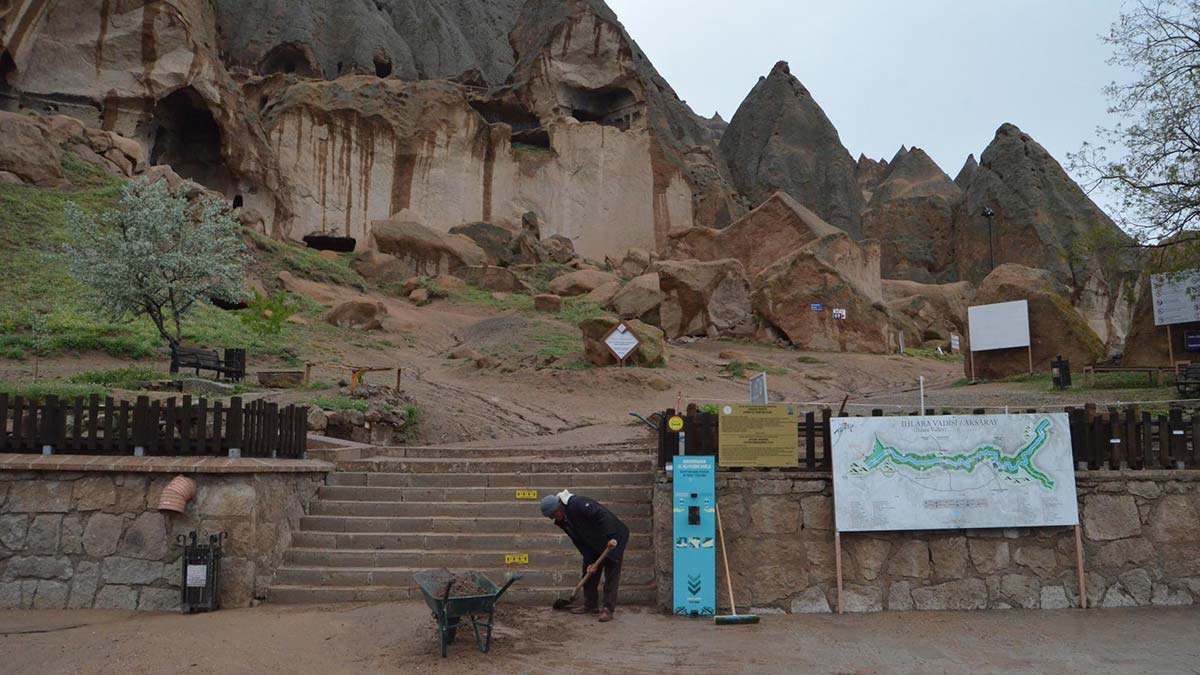 Türkiye'nin en çok ziyaret edilen 10 ören yeri arasındaki Ihlara Vadisi'nde heyelan meydana geldi. Belisırma köyü yoluna 2 kaya parçası düştü. Selime beldesinde ise 4 ev ile 2 mandırayı su bastı.