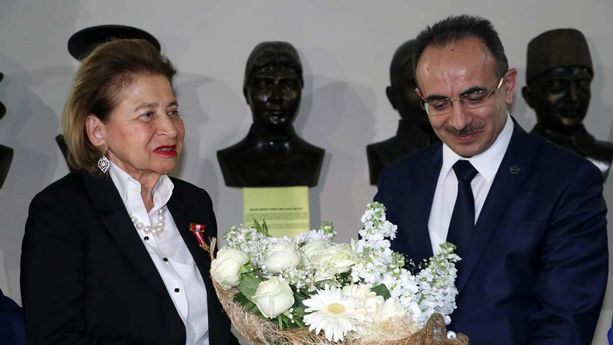 Türk Hava Kurumu (THK), 1950'li yıllarda THK Eskişehir İnönü Planör Okulu'nda eğitim gören ve ardından sırasıyla planör, paraşüt ve pilot brövesi alan ilk kadın pilotlardan Madelet Grabbe Başusta'ya 'THK Onursal Üye Beratı' ve altın madalya verdi.