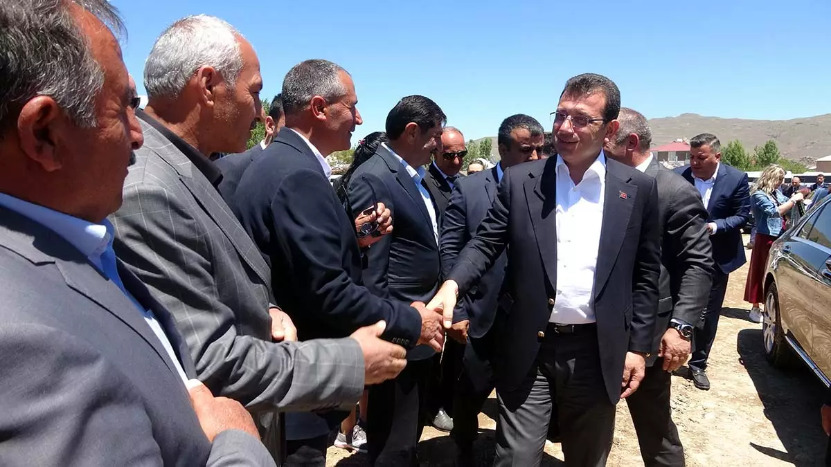 İstanbul büyükşehir belediye başkanı ekrem i̇mamoğlu van’ın muradiye ilçesinde yapımına başlanan hacı memduh erdoğan camii'nin temelini attı. Esnaf ziyaretlerinde bulunan i̇mamoğlu, muradiye şelalesi'ni gezdi.