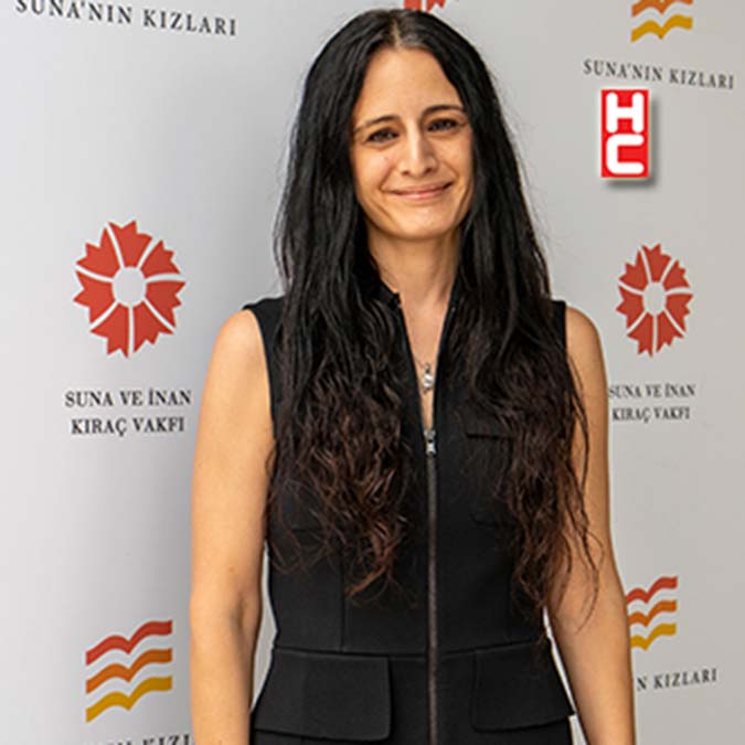 Suna Kıraç Atatürk'ün hayal ettiği modern Türk kadının vücut bulmuş haliydi. Suna Kıraç'ın ölümünden sonra kızı İpek Kıraç büyük bir vizyonerlik bayrağı devraldı ve anneciğinin hatırasını yaşatacak bir isimle " Suna'nın kızları" projesini başlattı.