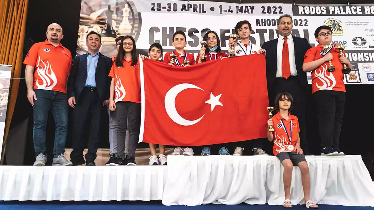 Yunanistan’da gerçekleştirilen avrupa okullar satranç şampiyonası ve dünya yaş grupları hızlı ve yıldırım satranç şampiyonası'nda 17 yaşındaki işık can türkiye'nin gururu oldu.
